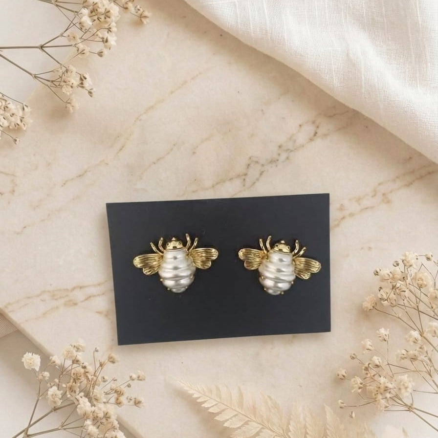 queen B pearl stud
