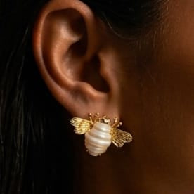 queen B pearl stud